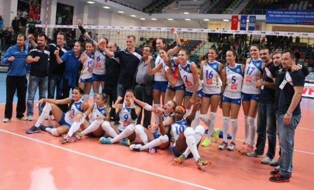 Nilüfer Belediyespor Kadın Voleybolda İlk Yarıda Beğenildi