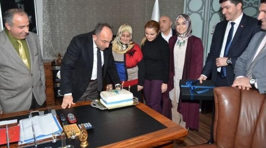 Başkan &Uuml;z&uuml;lmez&rsquo;e Doğum G&uuml;n&uuml; S&uuml;rprizi