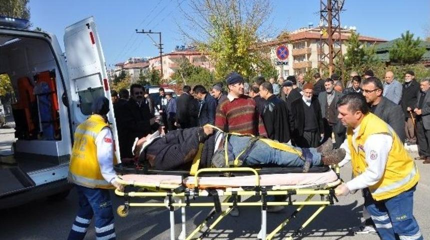 Motosiklet Kamyonete &Ccedil;arptı: 1 Yaralı