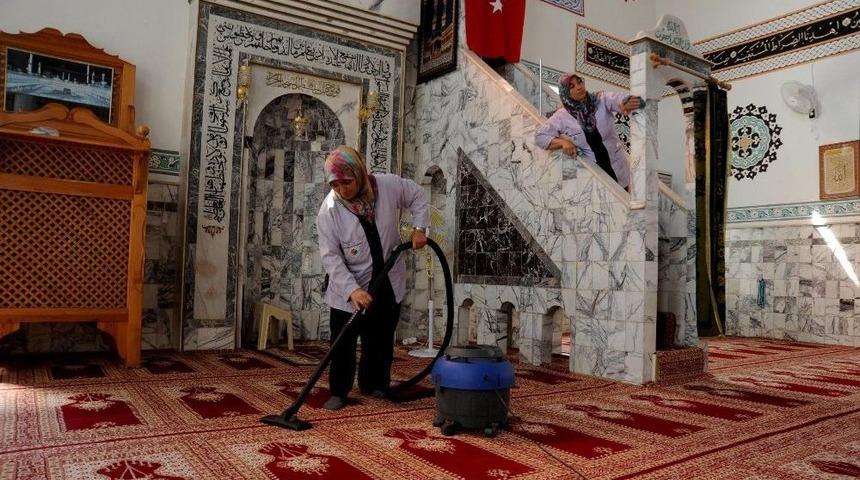 Kepez’deki Camilerde Temizlik Çalışması