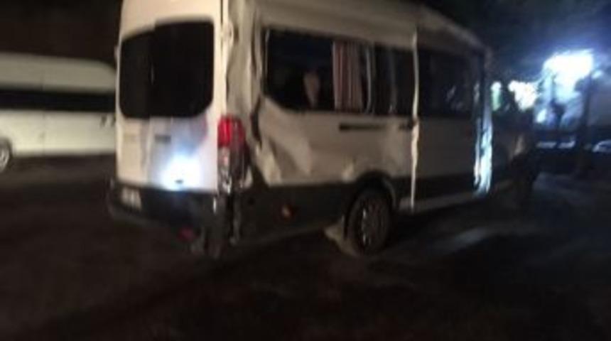 Minibüs Devrildi: 3 Yaralı