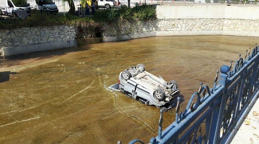 Yoldan Çıkan Hafif Ticari Araç Çaya Uçtu