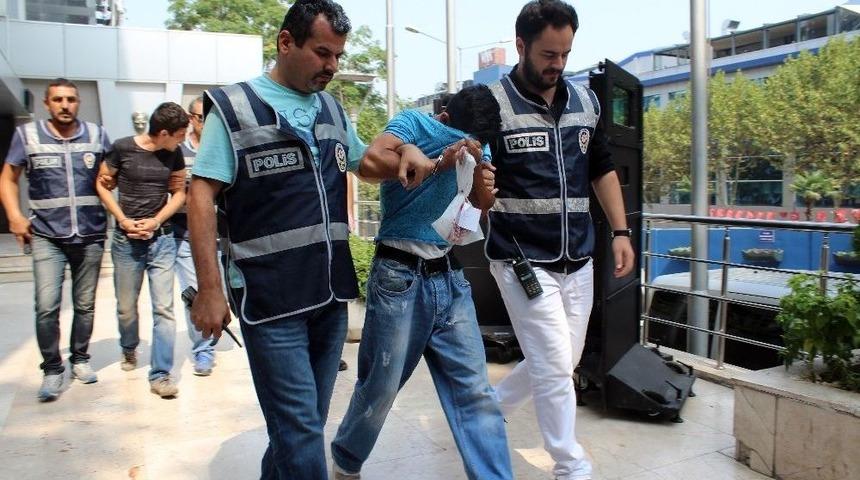 Kulağındaki Telefonu Kapkaç Yaptılar