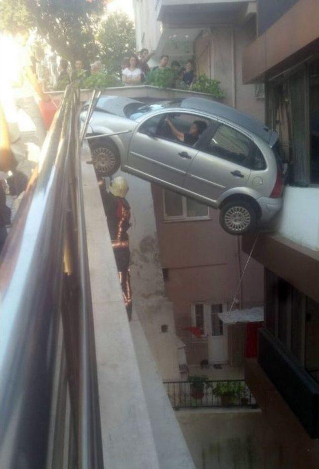 Kadın Sürücü Aracıyla Birlikte Havada Asılı Kaldı