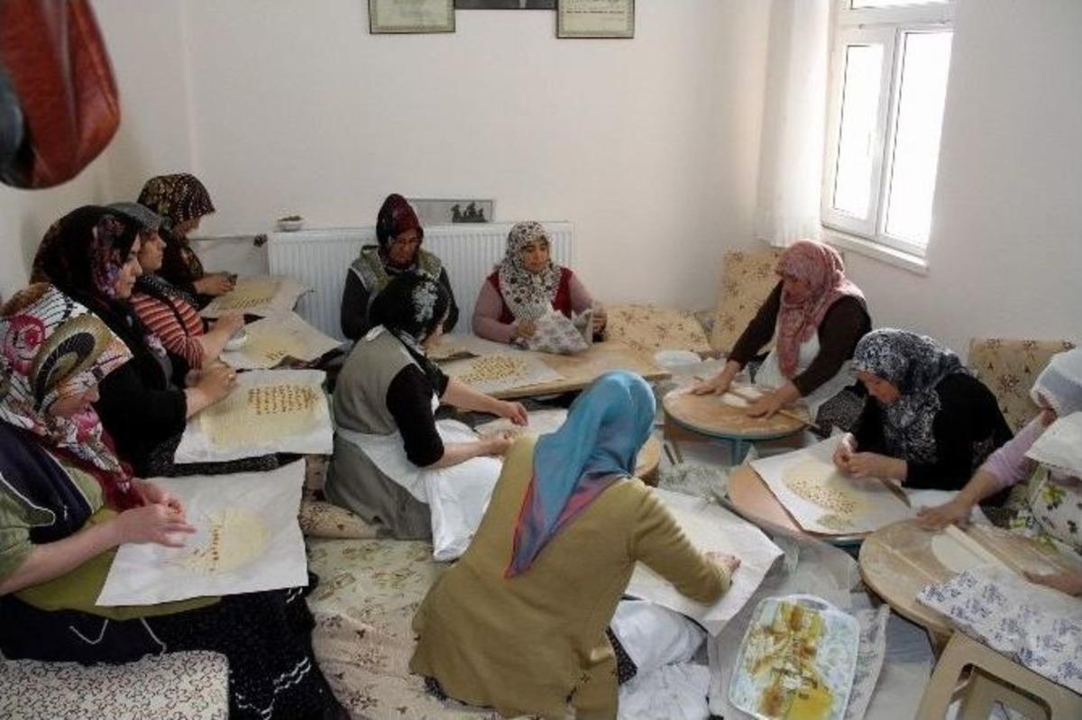 (&ouml;zel Haber) Mantı Ve G&ouml;zleme Satarak &Ouml;ğrencilere Burs Sağlıyorlar