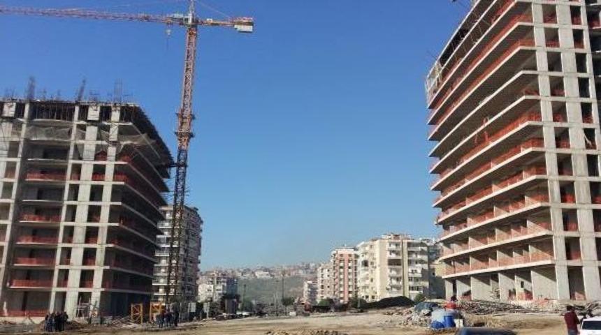 İnşaatta Başına Demir D&uuml;şen İş&ccedil;i &Ouml;ld&uuml;