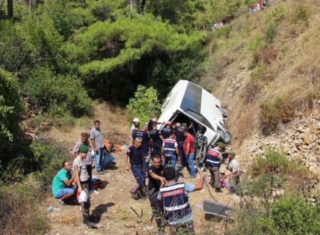 Antalya da Tur Midib&uuml;s&uuml; Şarampole Devrildi: 4 &Ouml;l&uuml;, 27 Yaralı (3) 1
