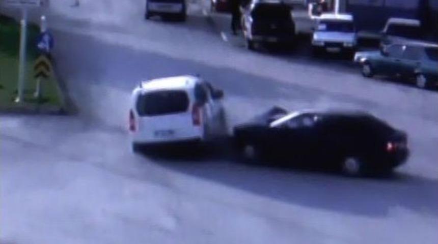 Elazığ&rsquo;da Kaza Anları Mobese Kameralarına Yansıdı