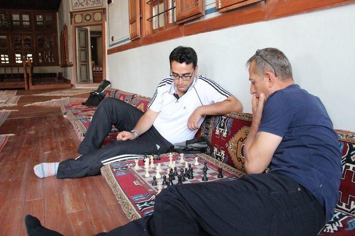 Karaman’da Tarihi Mekanlar Ve Sokaklar Satranç Oynayanlarla Doldu Taştı G3