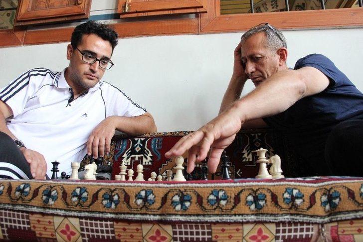 Karaman’da Tarihi Mekanlar Ve Sokaklar Satranç Oynayanlarla Doldu Taştı G4