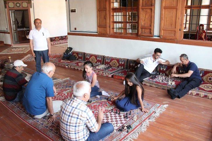 Karaman’da Tarihi Mekanlar Ve Sokaklar Satranç Oynayanlarla Doldu Taştı G5