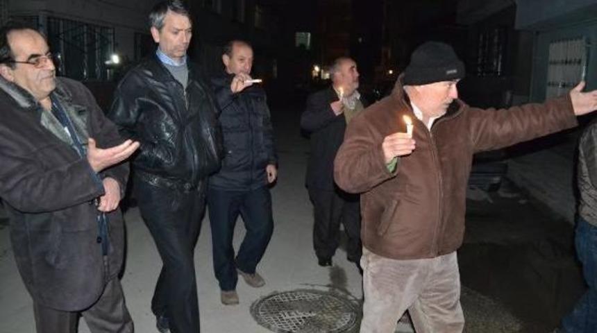 Sokak Lambalarının Yanmamasına Mumlu Protesto