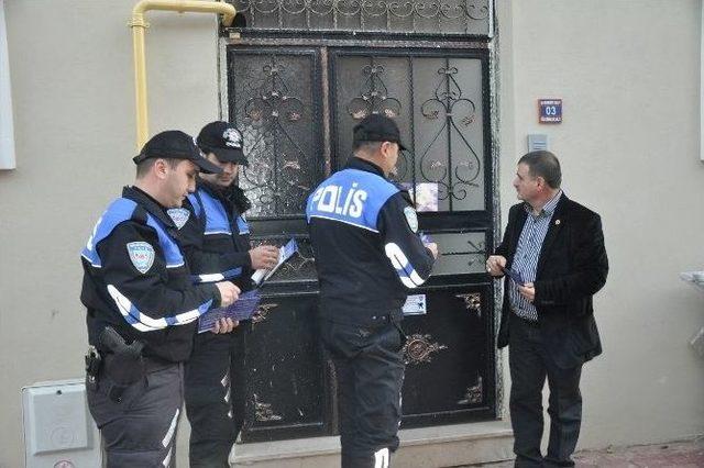 İnegöl Polisi Hırsızlara Karşı Kapı Kapı Gezip Broşür Dağıttı