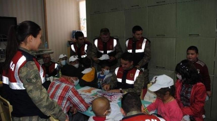 Jandarma, L&ouml;semili &Ccedil;ocukları Ziyaret Etti