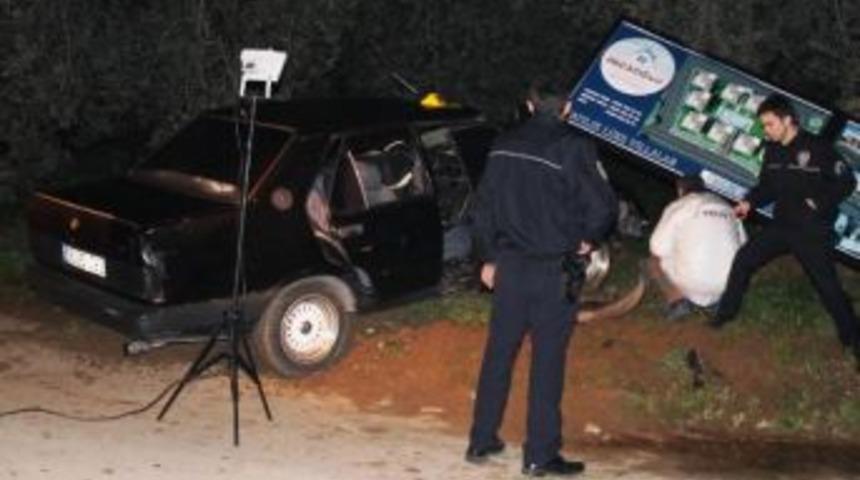 Reklam Panolarına &Ccedil;arpan Otomobilin S&uuml;r&uuml;c&uuml;s&uuml; &Ouml;ld&uuml;