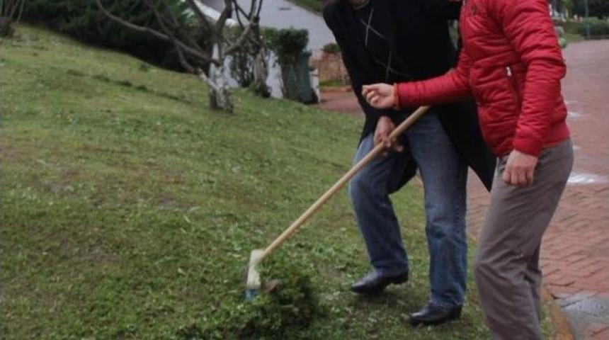 &Ouml;demedikleri Cezaları Park Temizliği Yaparak &Ouml;d&uuml;yorlar