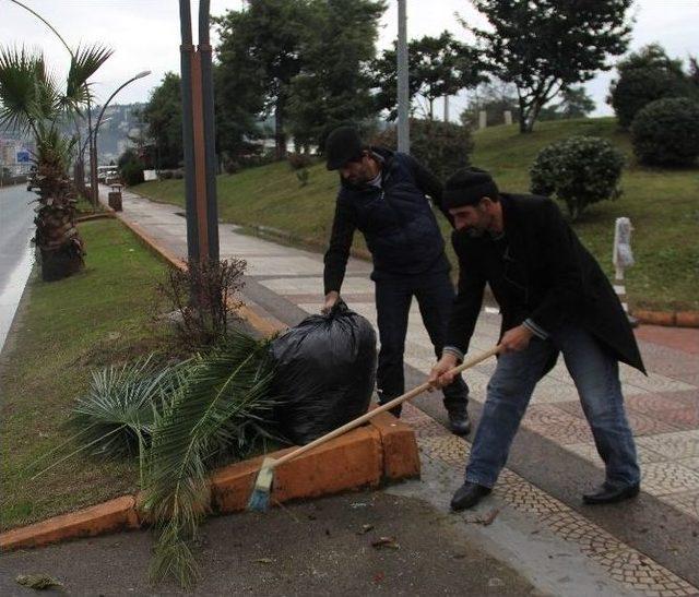 Ödemedikleri Cezaları Park Temizliği Yaparak Ödüyorlar