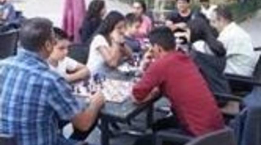 Sokakta Satran&ccedil; Oynadılar