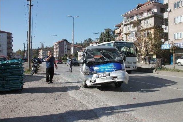 15 Yolcusu Bulunan Minibüs Kaza Yaptı