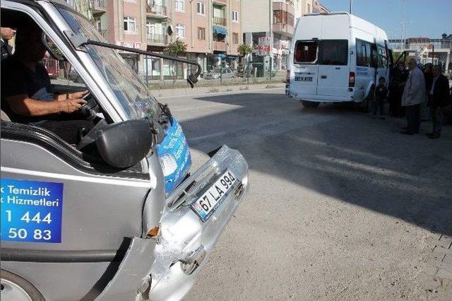 15 Yolcusu Bulunan Minibüs Kaza Yaptı