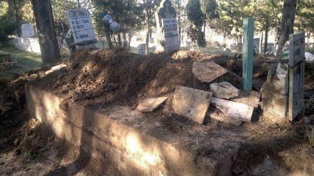 20 Yıl Önce Kendine Mezar Yaptıran Vatandaş Vefat Etti