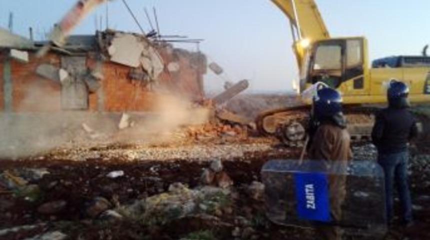 Diyarbakır&rsquo;da Zabıta &Uuml;&ccedil; Ka&ccedil;ak Yapıyı Yıktı