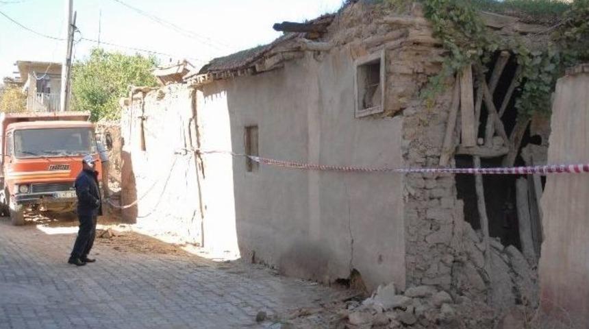 Bolvadin&rsquo;de Eski Yapıların Yıkımına Devam Ediliyor