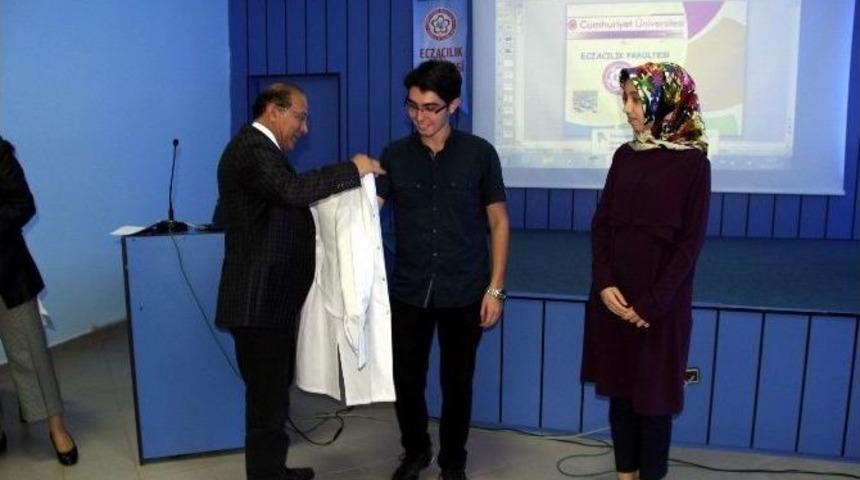 Eczacılık Fak&uuml;ltesi &Ouml;ğrencileri Beyaz &Ouml;nl&uuml;klerini Giydiler