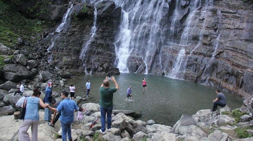 Men&ccedil;una Şelalesi G&ouml;renleri Kendisine Hayran Bırakıyor