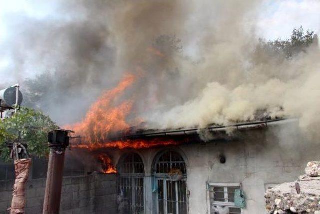 Suriyeliler'in Kaldığı Evdeki Yangın, Bitişik Evlere Sıçradı