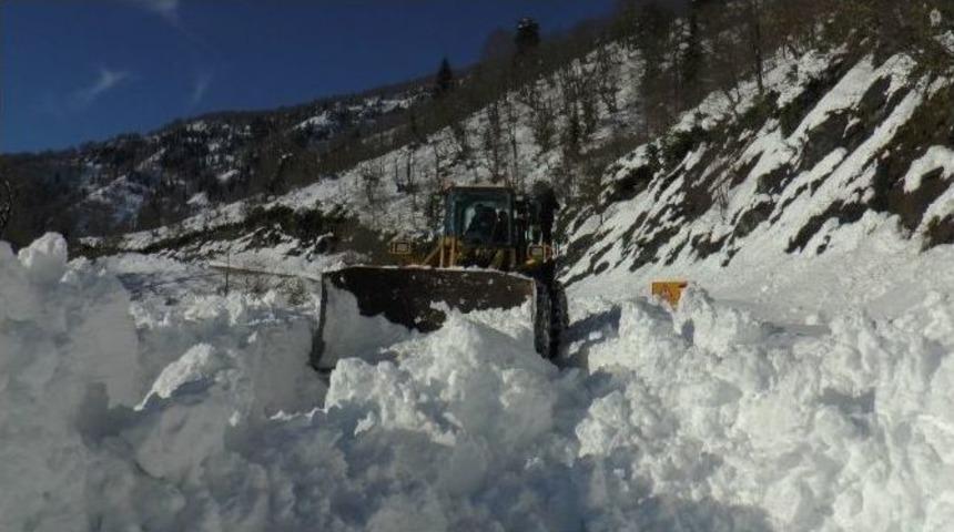 Artvin&rsquo;de Karla M&uuml;cadele Ve Sağlık Ekiplerinin Hastalara Ulaşmak İ&ccedil;in Verdikleri M&uuml;cadele Dikkat &Ccedil;ekiyor