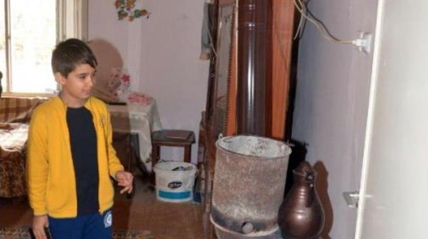 Sobadan &Ccedil;ıkardığı K&ouml;m&uuml;r Kovasını Odada Unutunca Zehirlendi