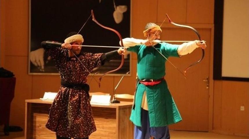 C&uuml;&rsquo;de &lsquo;onlar Sadece Ok Atmadılar&rsquo; Adlı Konferans D&uuml;zenlendi