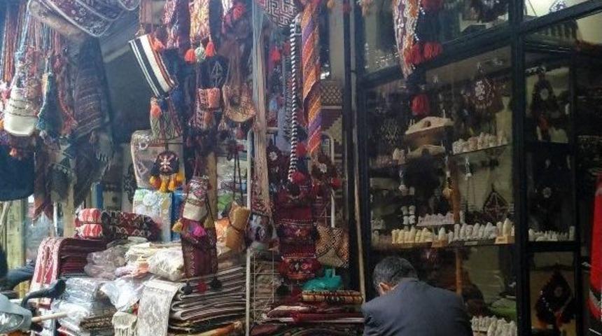 Oturak&ccedil;ılar Pazarı Esnafı M&uuml;şteri Yokluğundan Dert Yanıyor