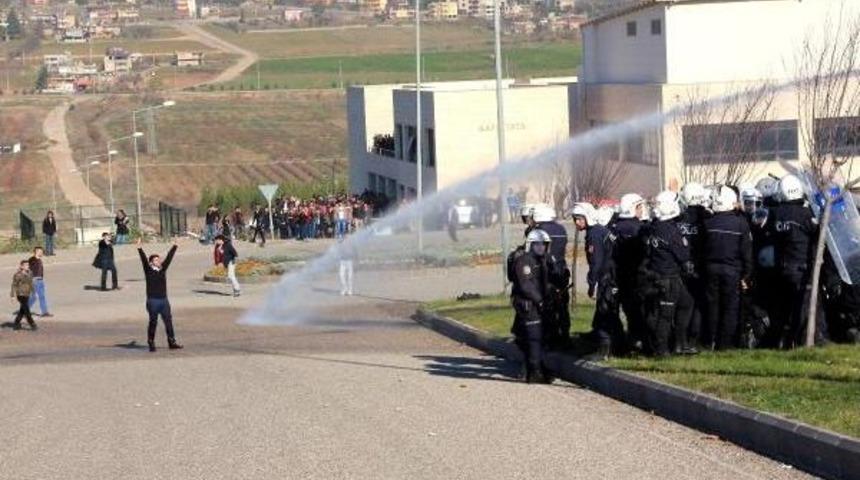 Polis S&uuml;t&ccedil;&uuml; İmam &Uuml;niversitesi'ndeki &Ouml;ğrenci Kavgasını G&uuml;&ccedil;l&uuml;kle Bastırdı