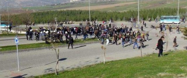 Polis Sütçü İmam Üniversitesi'ndeki Öğrenci Kavgasını Güçlükle Bastırdı