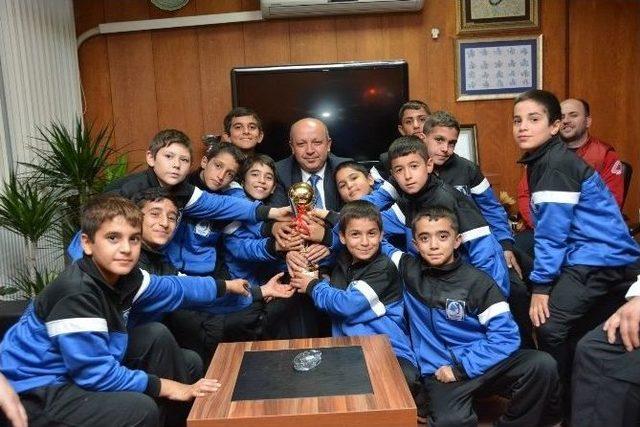 Yunusemre Belediyespor Güreş Takımı Şampiyon Oldu