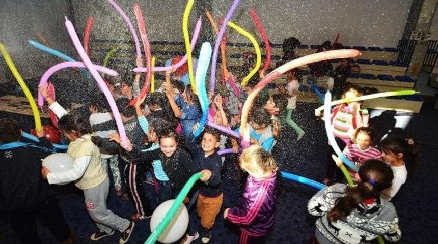 Fo&ccedil;a&rsquo;da &Ccedil;ocuklara Eğlenceli Yılbaşı Kutlamaları