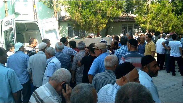 İstanbul&rsquo;da Eşi Tarafından &Ouml;ld&uuml;r&uuml;len Kadın İle Kardeşi Toprağa Verildi 1