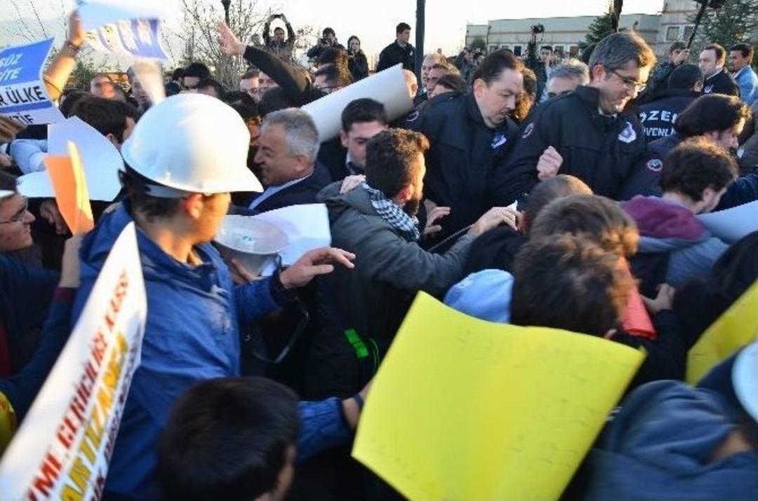 Kocaeli&rsquo;de &Ouml;ğrencilerle G&uuml;venlik G&ouml;revlileri Birbirine Girdi