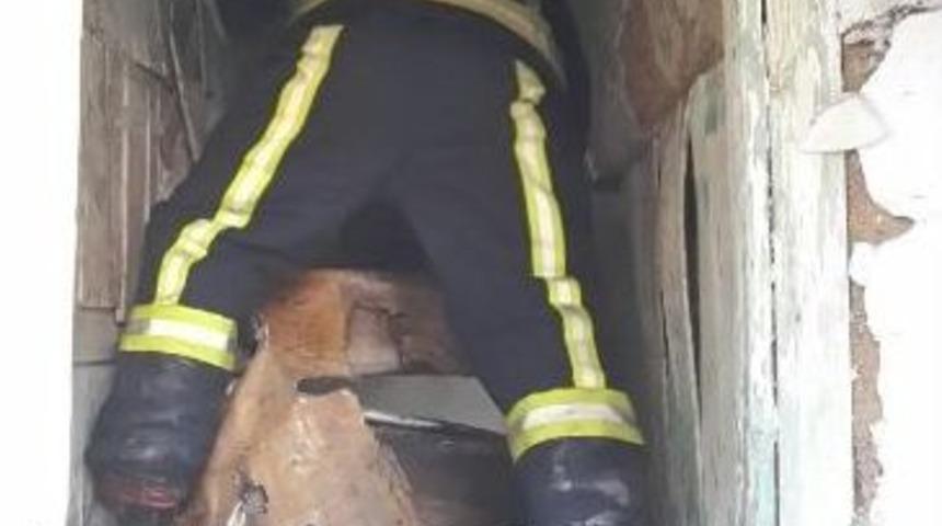 Metruk Evde Tinerciler Yangın &Ccedil;ıkarttı