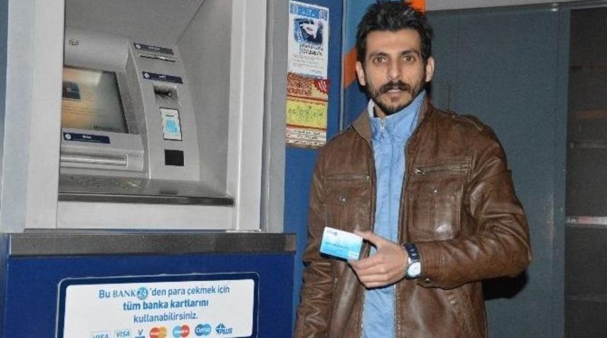 Atm&rsquo;de Bulduğu Maaş Kartını Polise Teslim Etti
