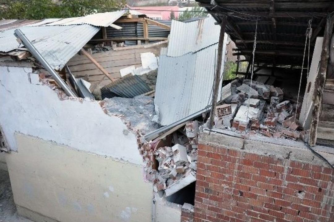 G&uuml;m&uuml;şhane&rsquo;de Kaya 3 Katlı Evin &Uuml;zerine D&uuml;şt&uuml;: 1 Yaralı