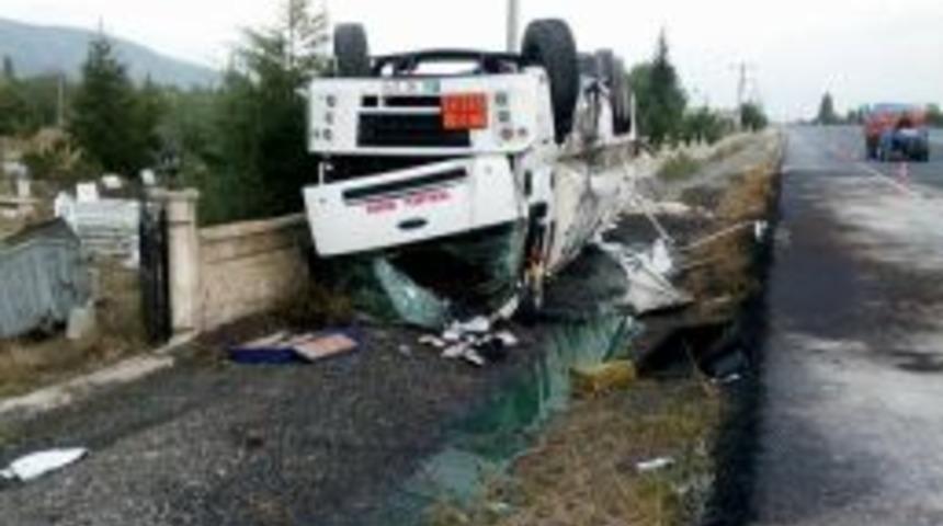 Y&uuml;zlerce Litre Akaryakıt Takla Atan Tankerden Yola Aktı