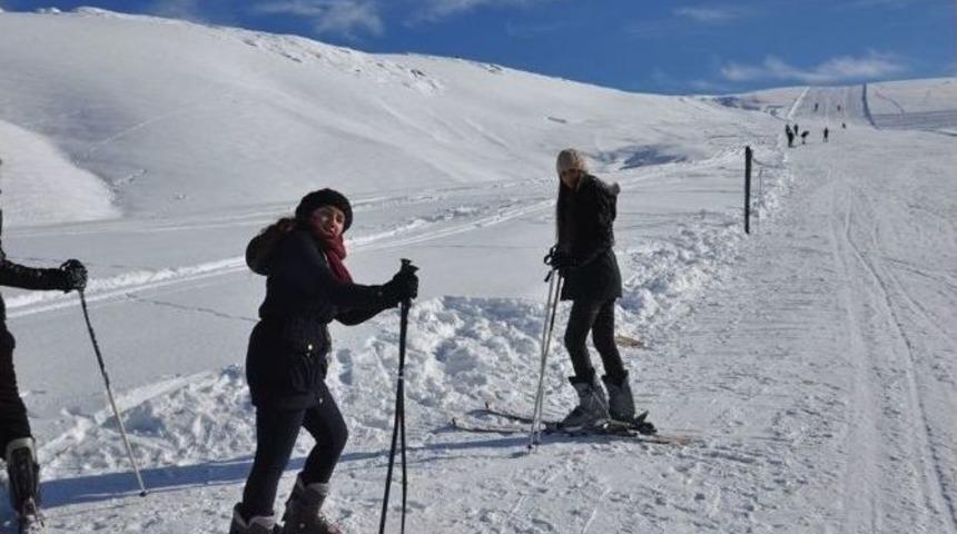 Dershane &Ouml;ğrencilerinin Kayak Keyfi