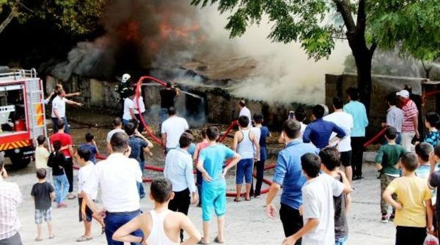 Suriyeliler'in Kaldığı Evdeki Yangın, Bitişik Evlere Sı&ccedil;radı (2)