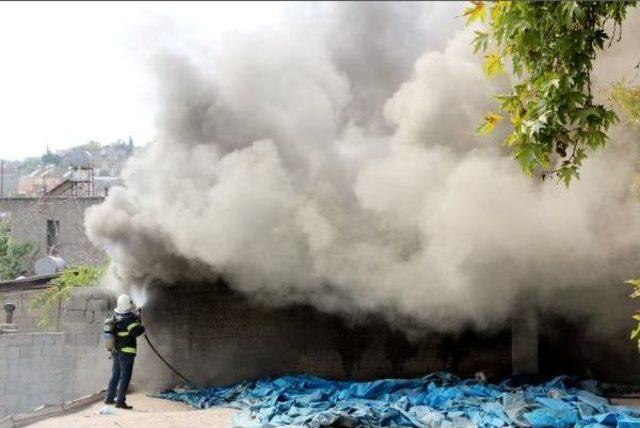 Suriyeliler'in Kaldığı Evdeki Yangın, Bitişik Evlere Sıçradı (2)