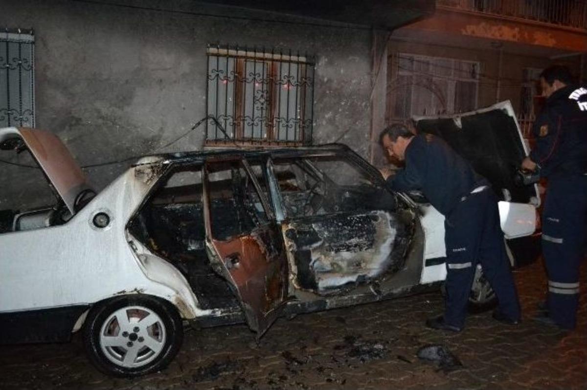 Park Halindeki Otomobil Yanarak Hurdaya D&ouml;nd&uuml;