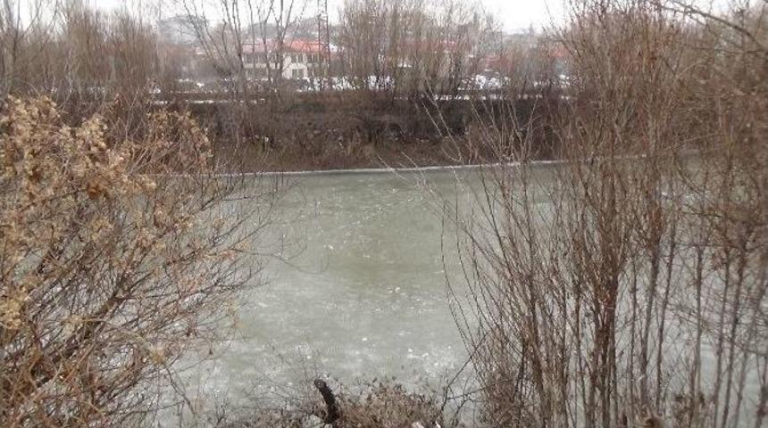 Kars &Ccedil;ayı Kısmen Dondu