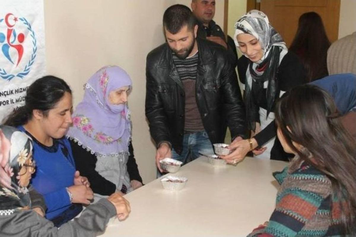 Gen&ccedil;lik Merkezi &Uuml;yelerinden Huzurevine Ziyaret